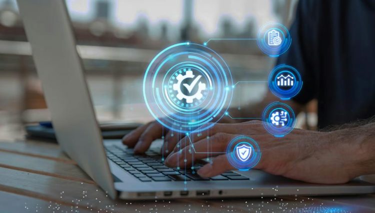 Человек работает за ноутбуком с визуализацией ИТ-процессов и безопасности — ФАКТОР ЛТД